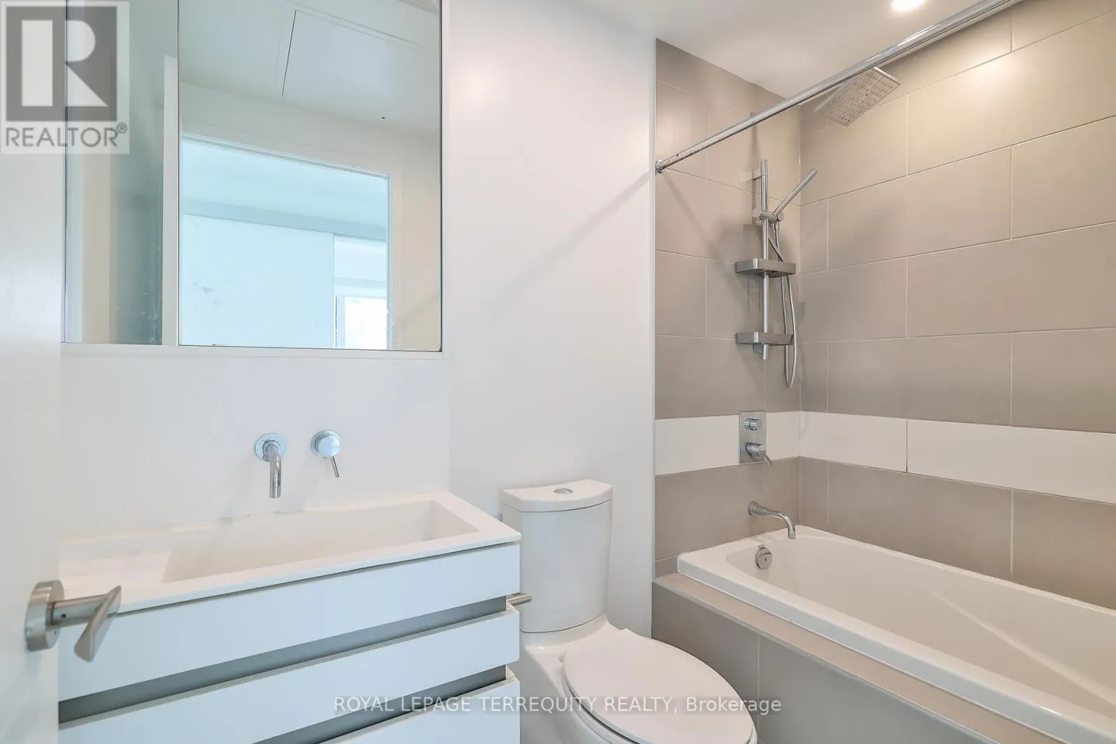 2709 - 197 YONGE STREET