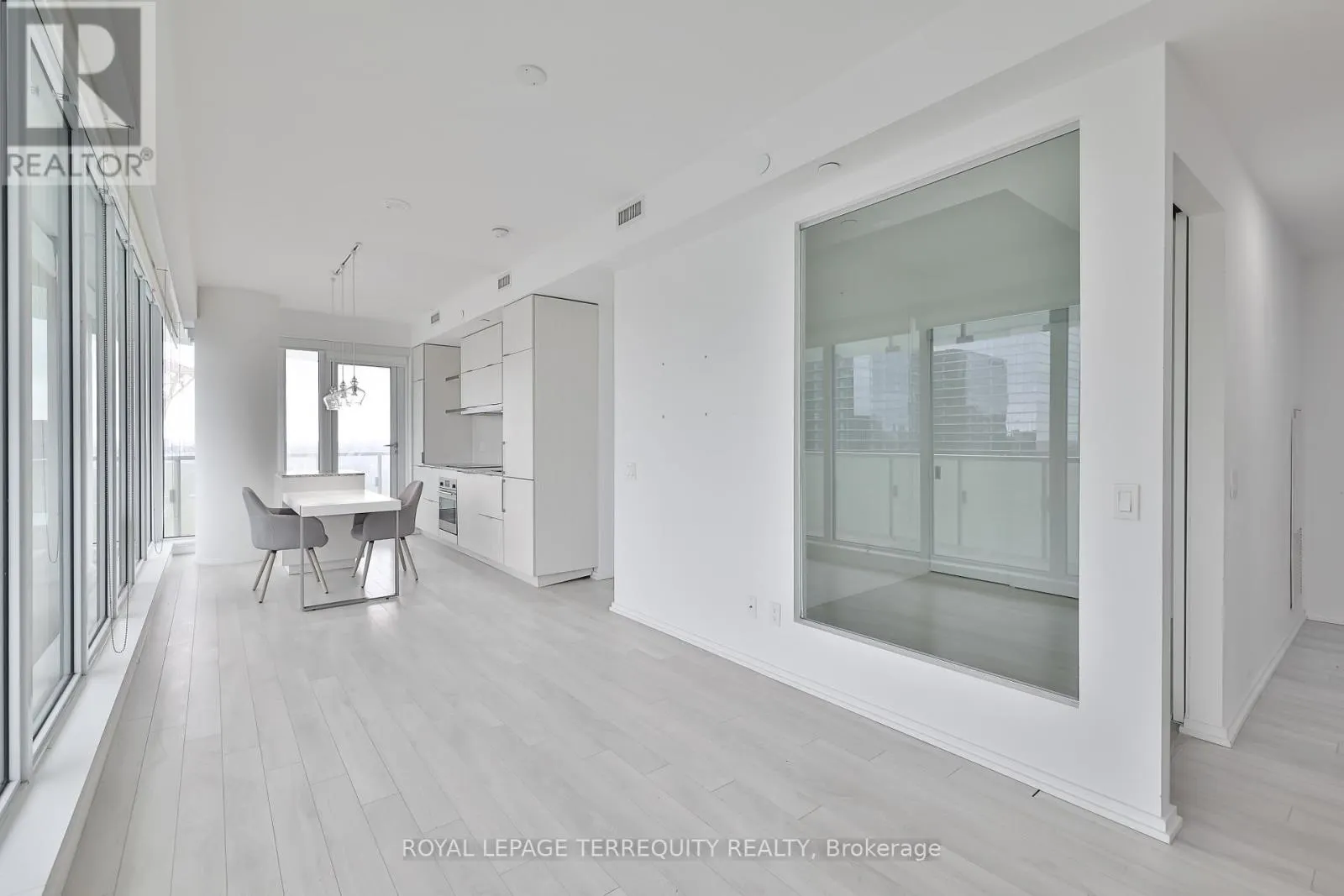 2709 - 197 YONGE STREET