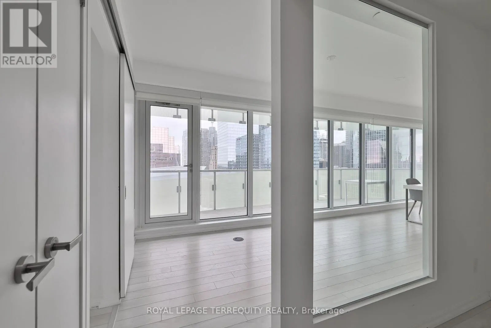 2709 - 197 YONGE STREET