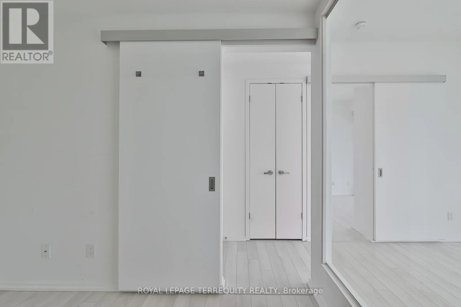 2709 - 197 YONGE STREET