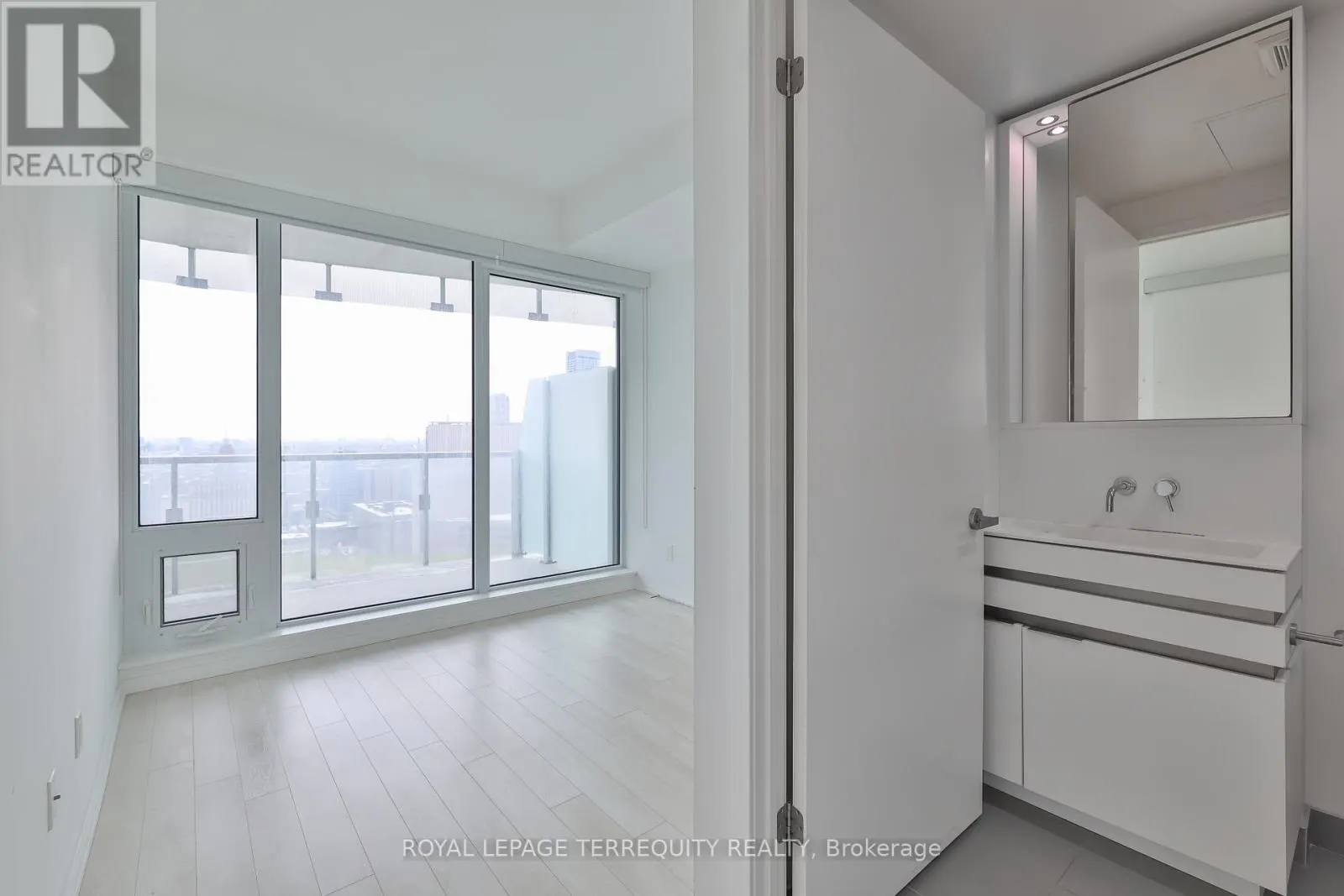 2709 - 197 YONGE STREET
