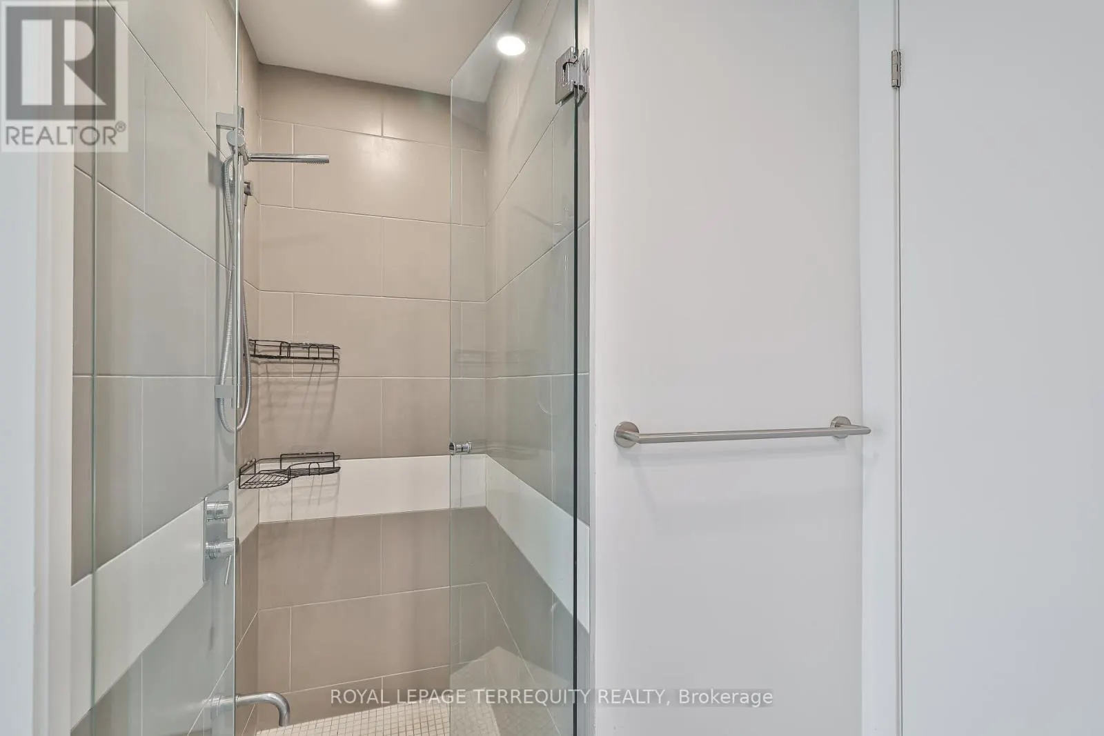 2709 - 197 YONGE STREET
