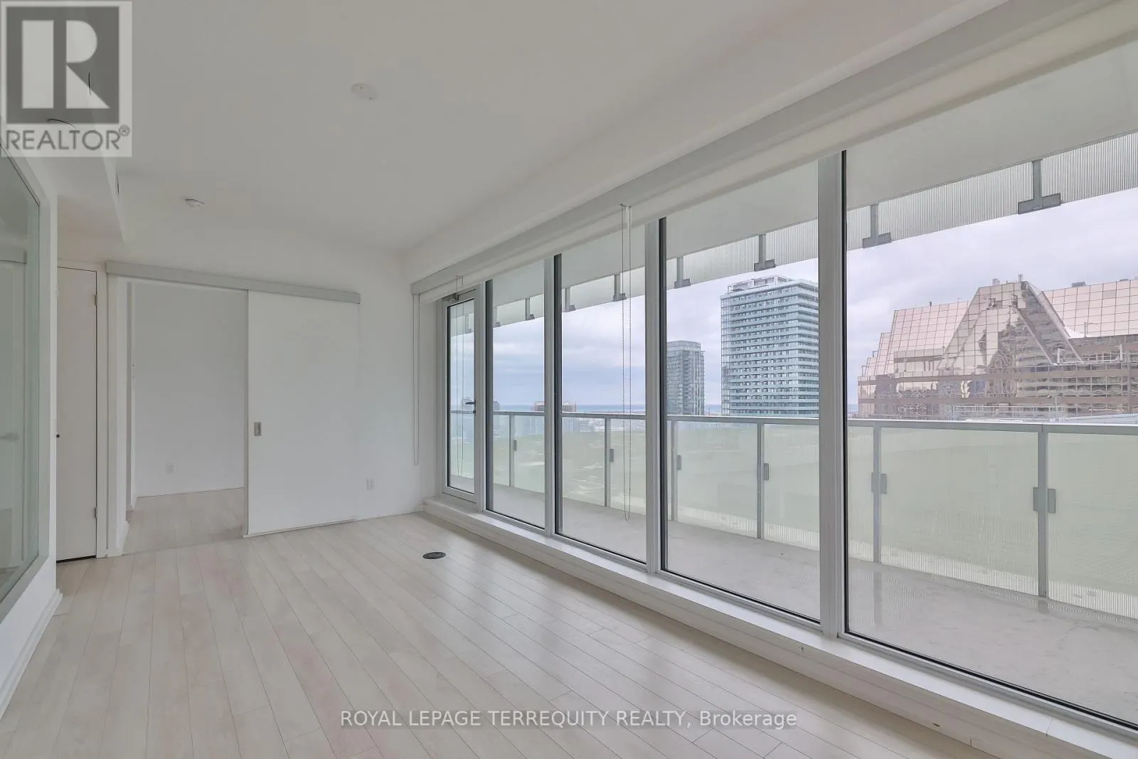 2709 - 197 YONGE STREET