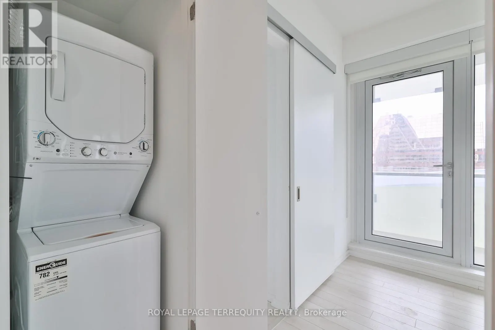2709 - 197 YONGE STREET