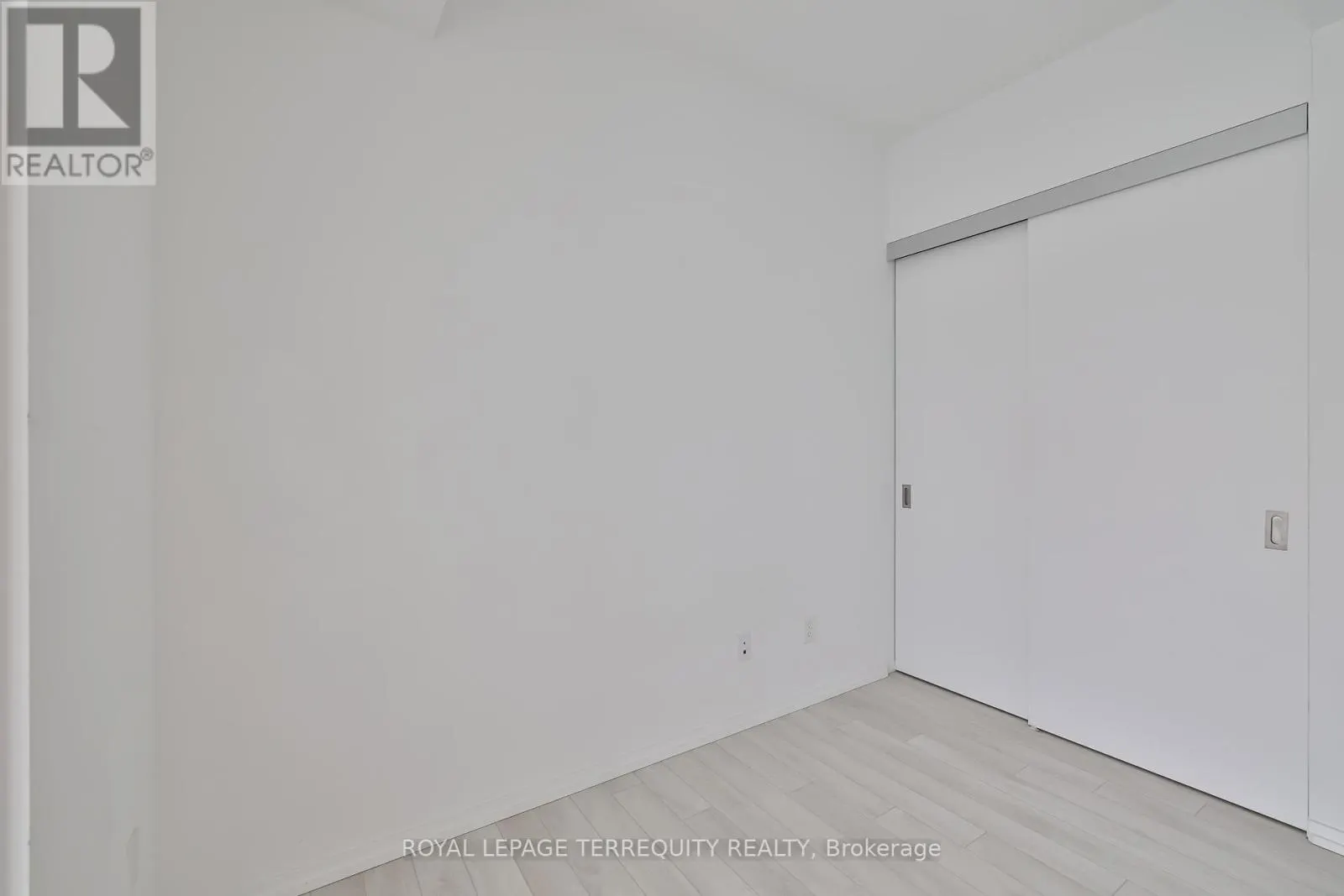 2709 - 197 YONGE STREET