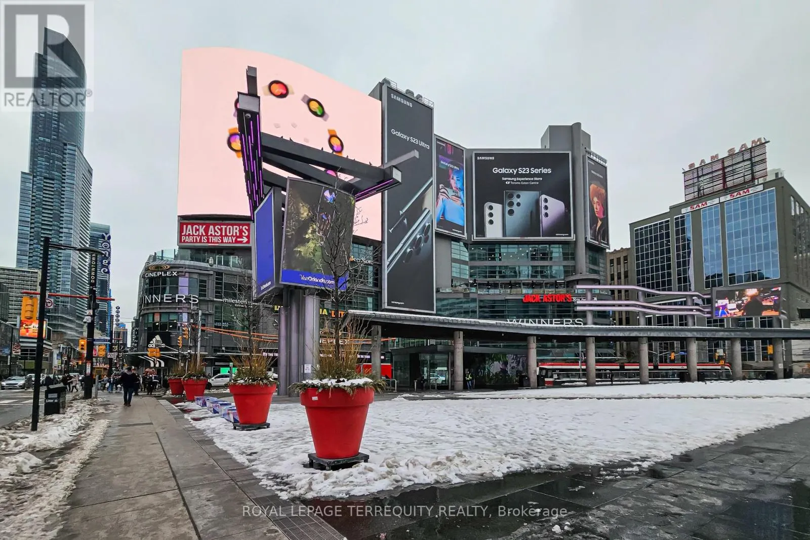 2709 - 197 YONGE STREET