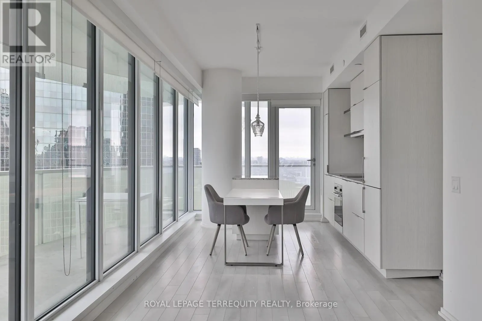 2709 - 197 YONGE STREET