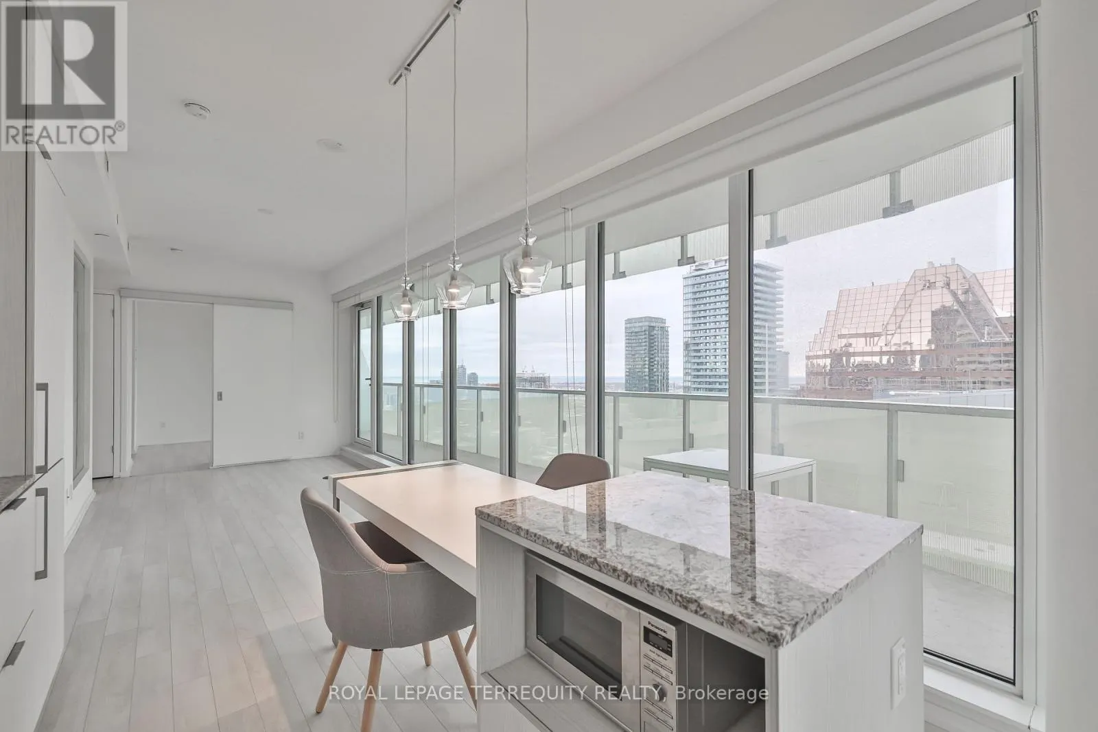 2709 - 197 YONGE STREET