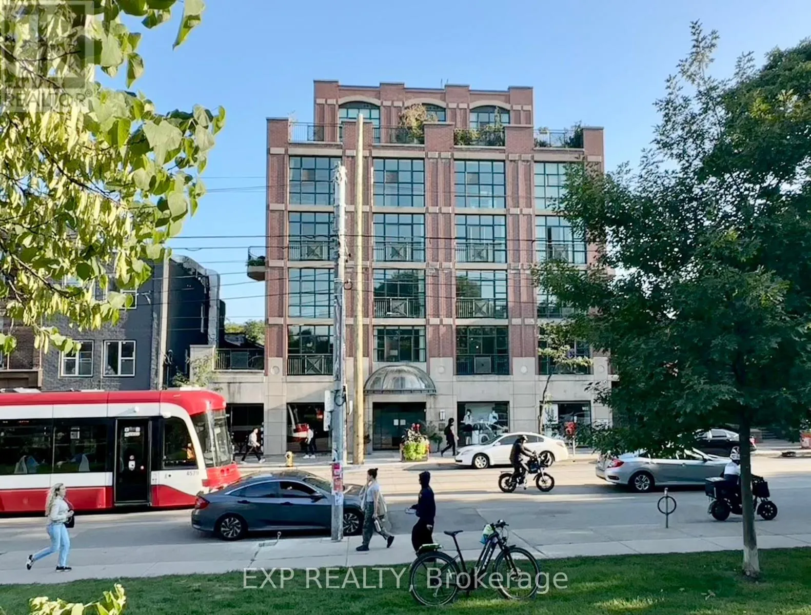 201 - 901 QUEEN STREET W