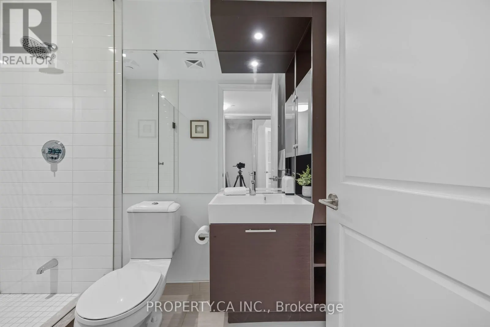 6302 - 388 YONGE STREET
