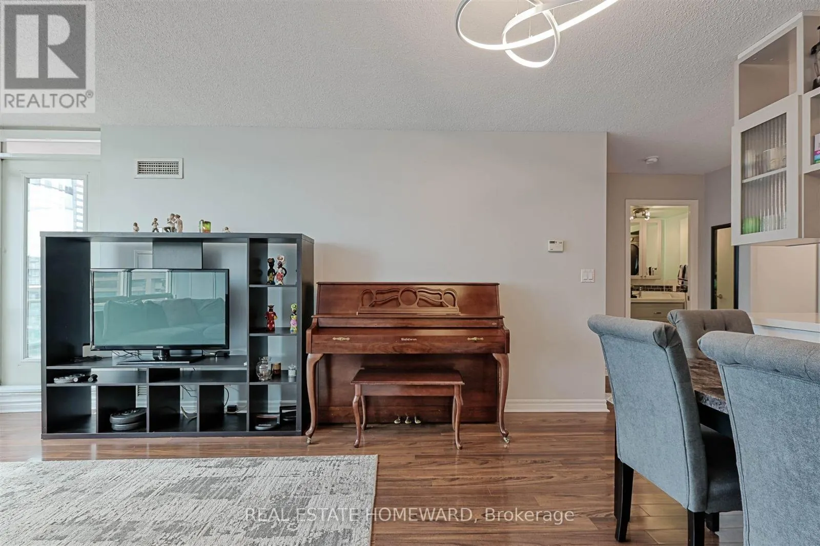 1211 - 397 FRONT STREET W