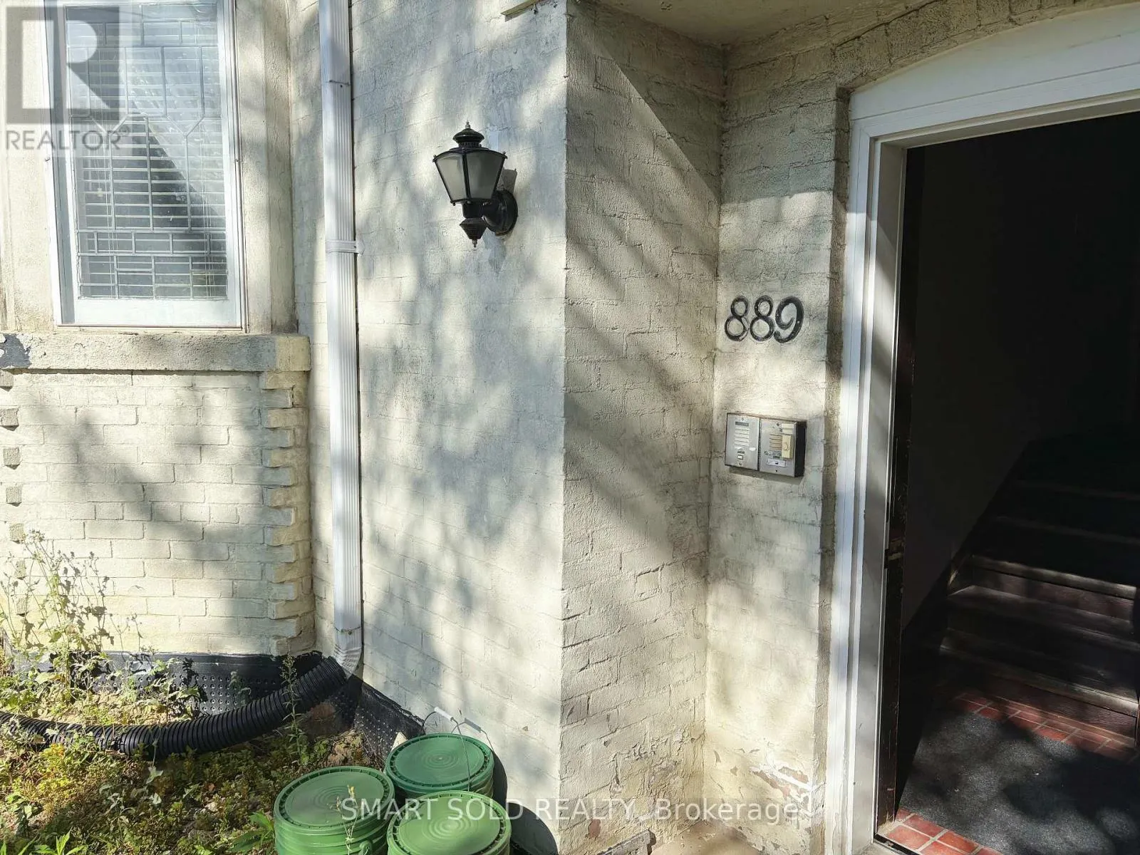 1ST FL - 889 AVENUE ROAD