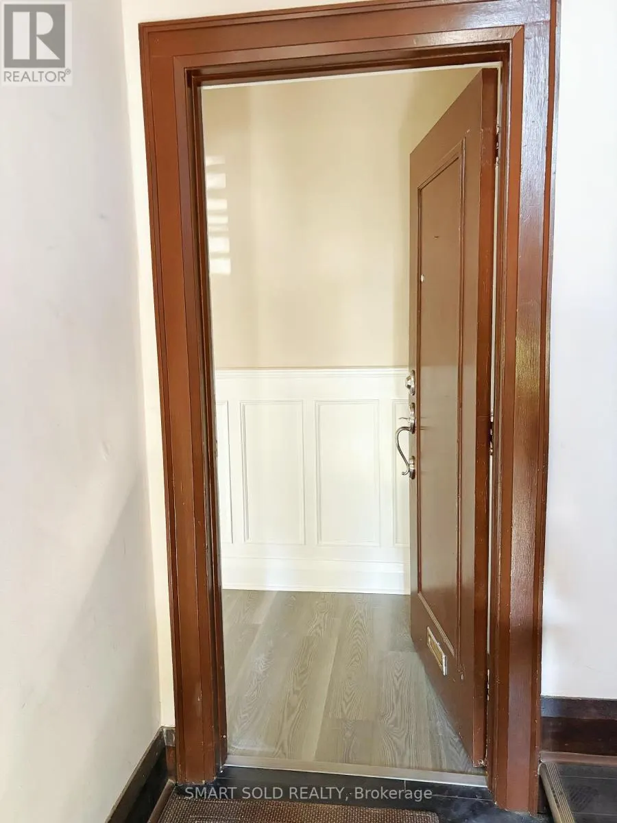 1ST FL - 889 AVENUE ROAD