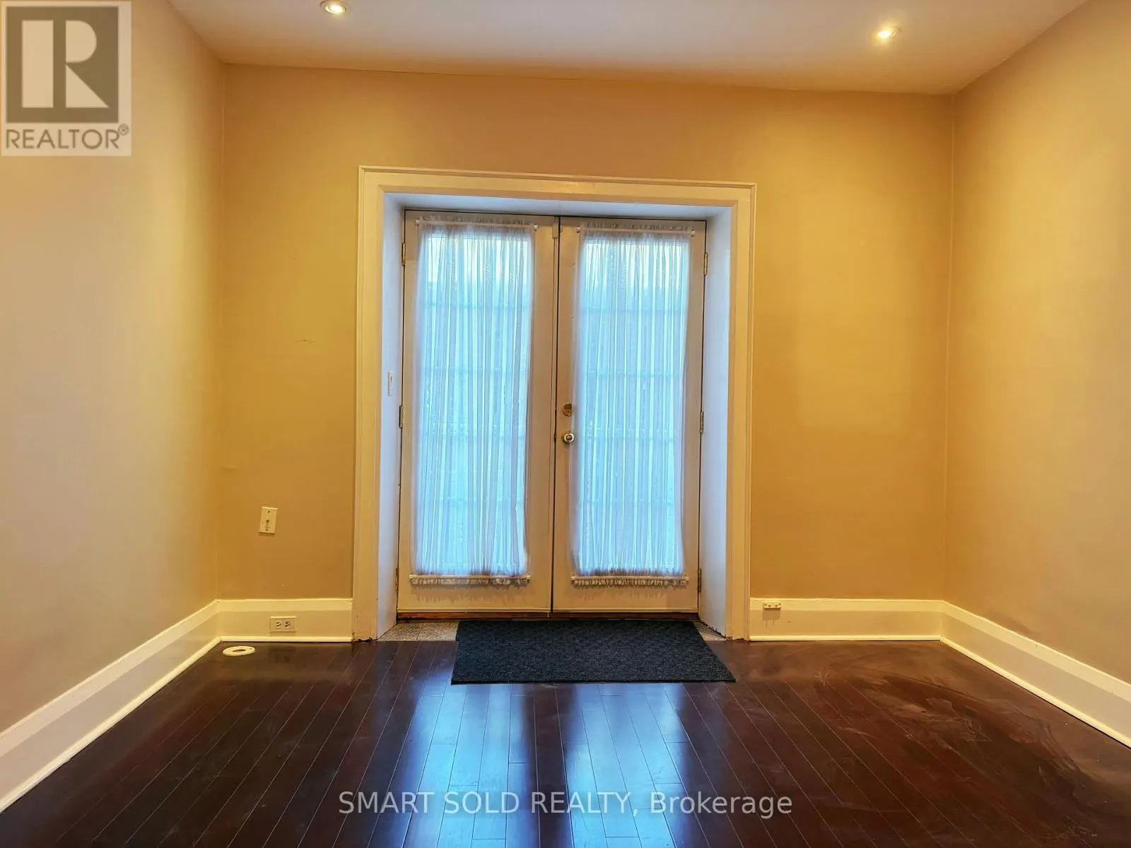 1ST FL - 889 AVENUE ROAD