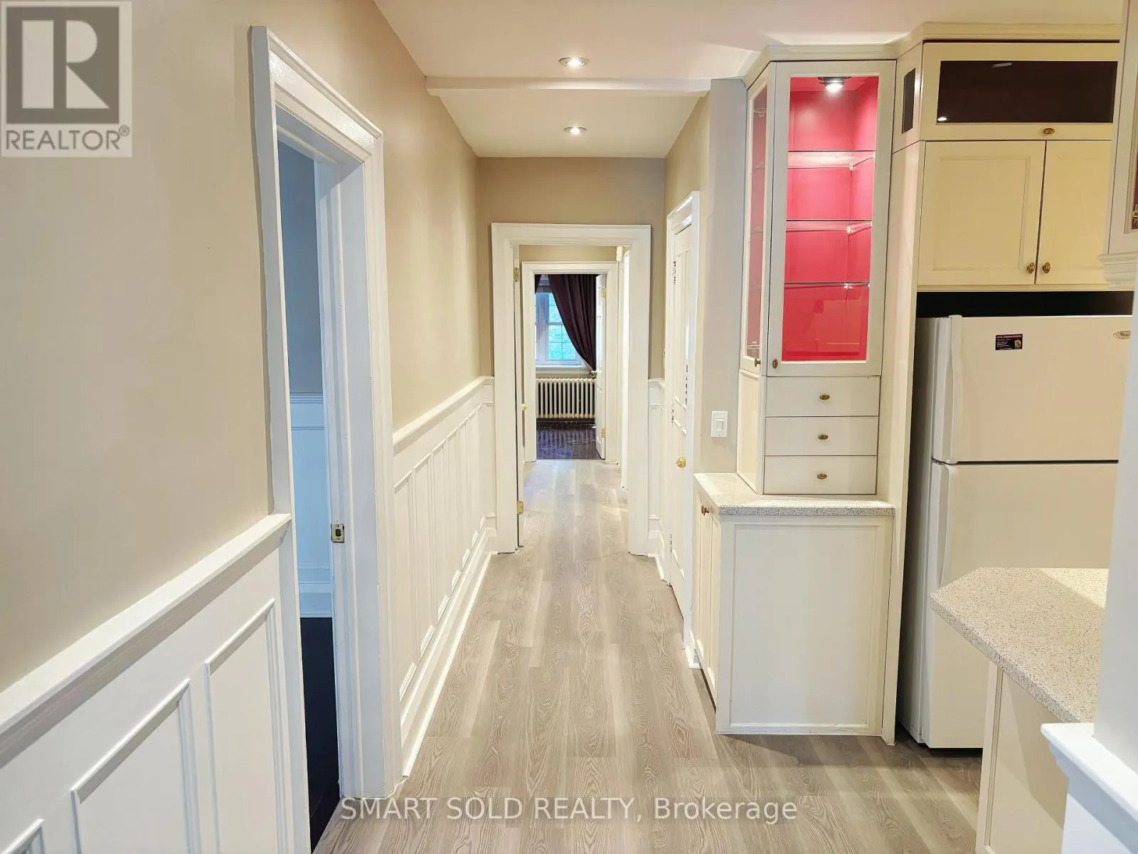 1ST FL - 889 AVENUE ROAD