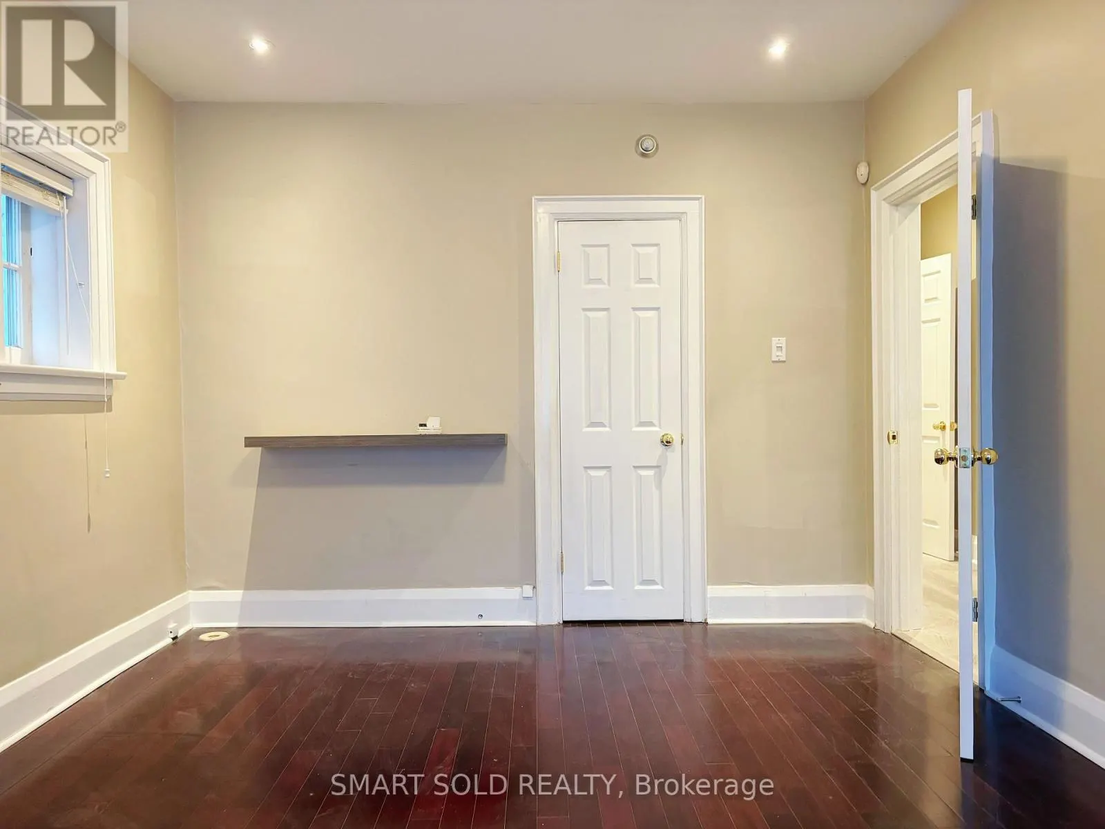 1ST FL - 889 AVENUE ROAD