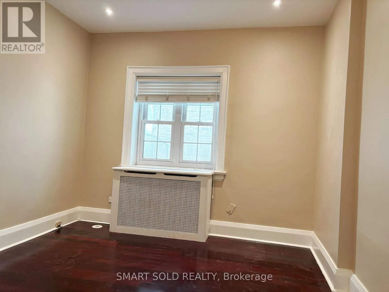 1ST FL - 889 AVENUE ROAD