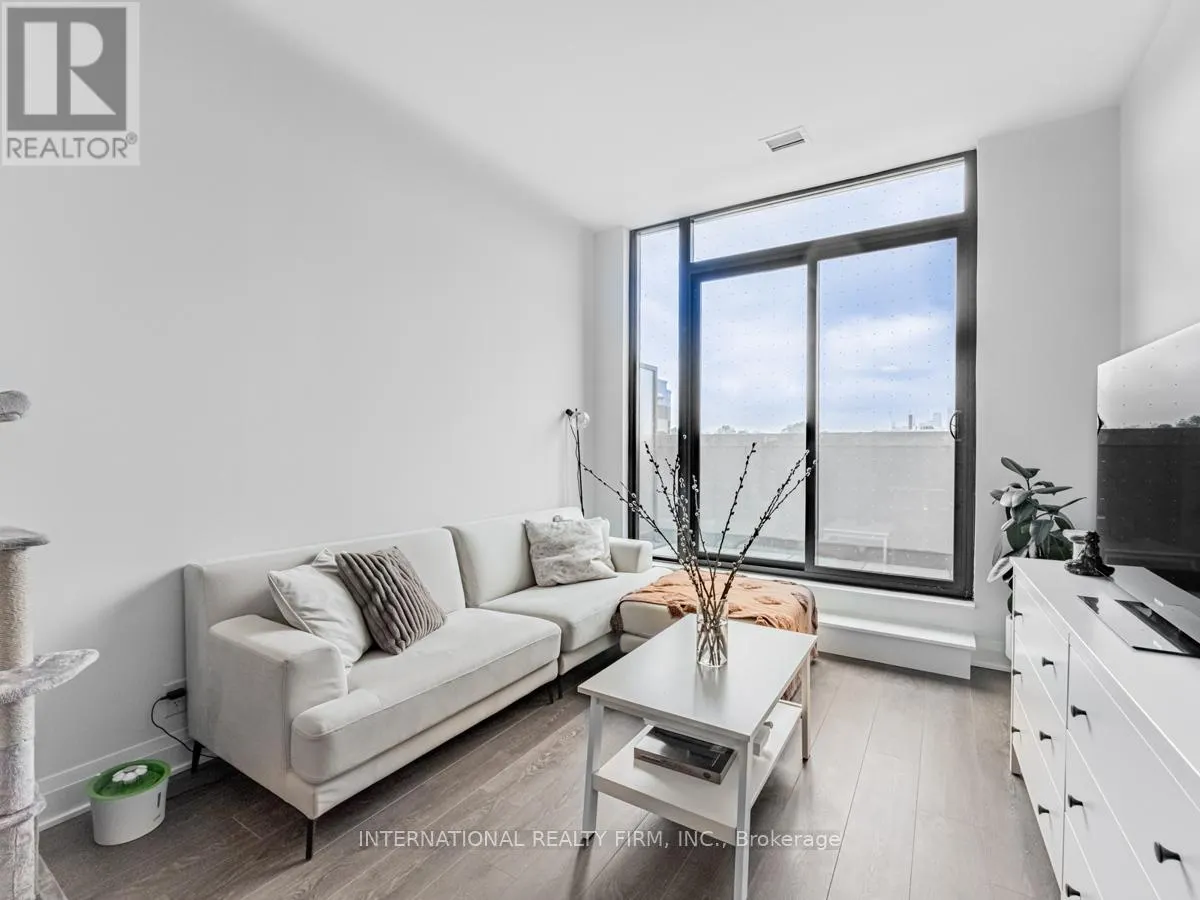 207 - 33 FREDERICK TODD WAY W