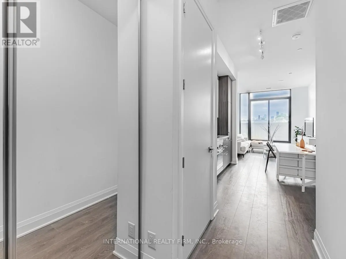 207 - 33 FREDERICK TODD WAY W