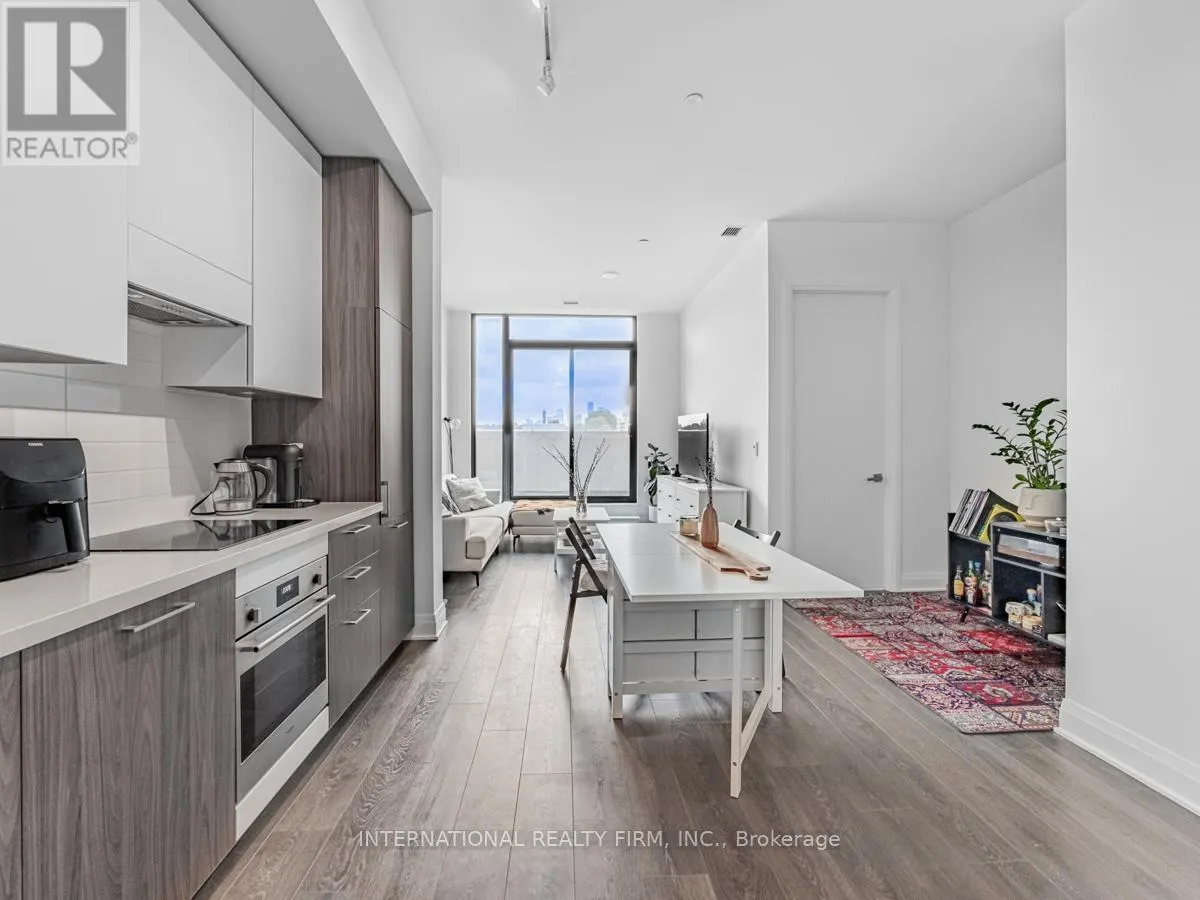 207 - 33 FREDERICK TODD WAY W