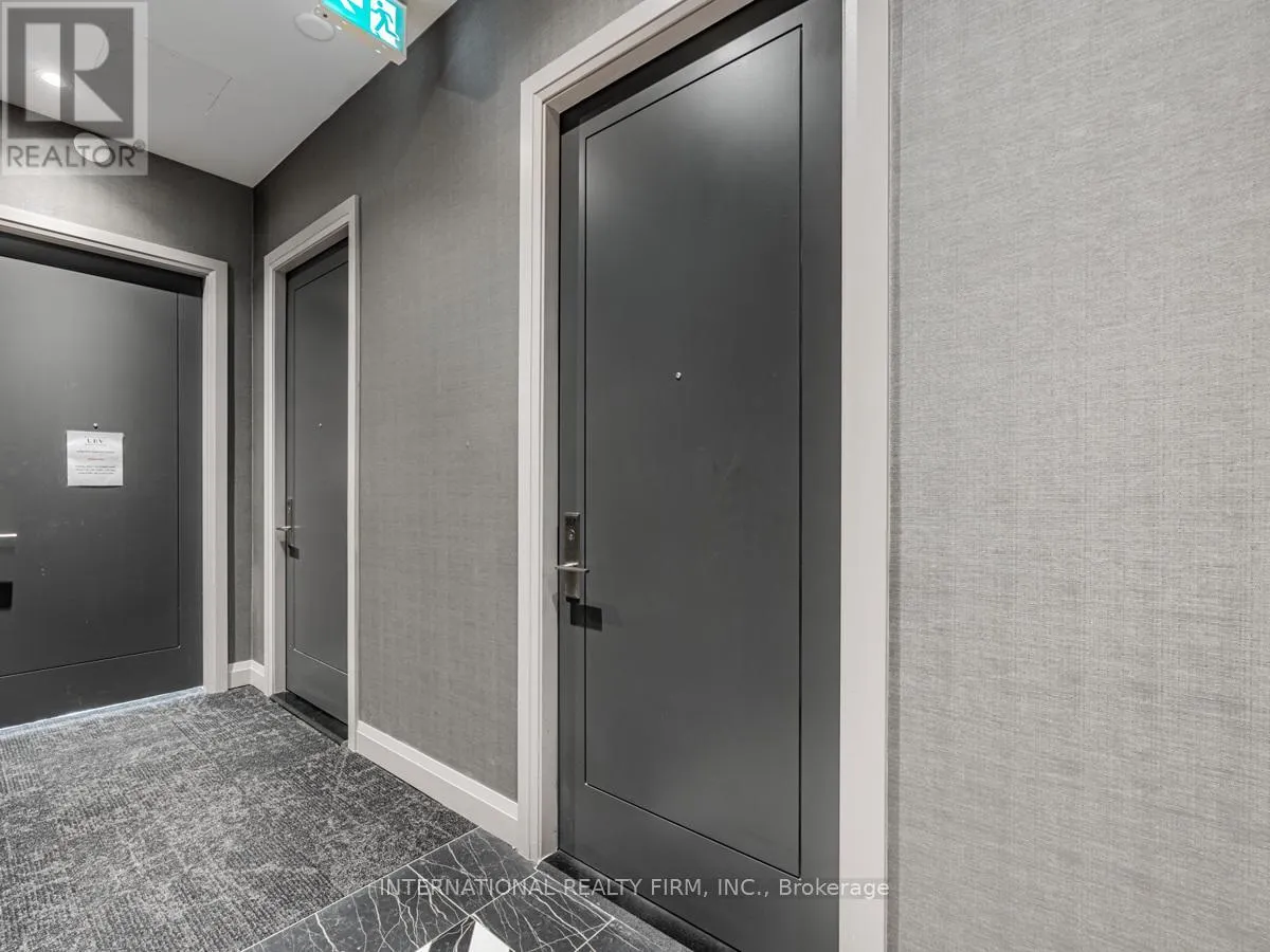 207 - 33 FREDERICK TODD WAY W