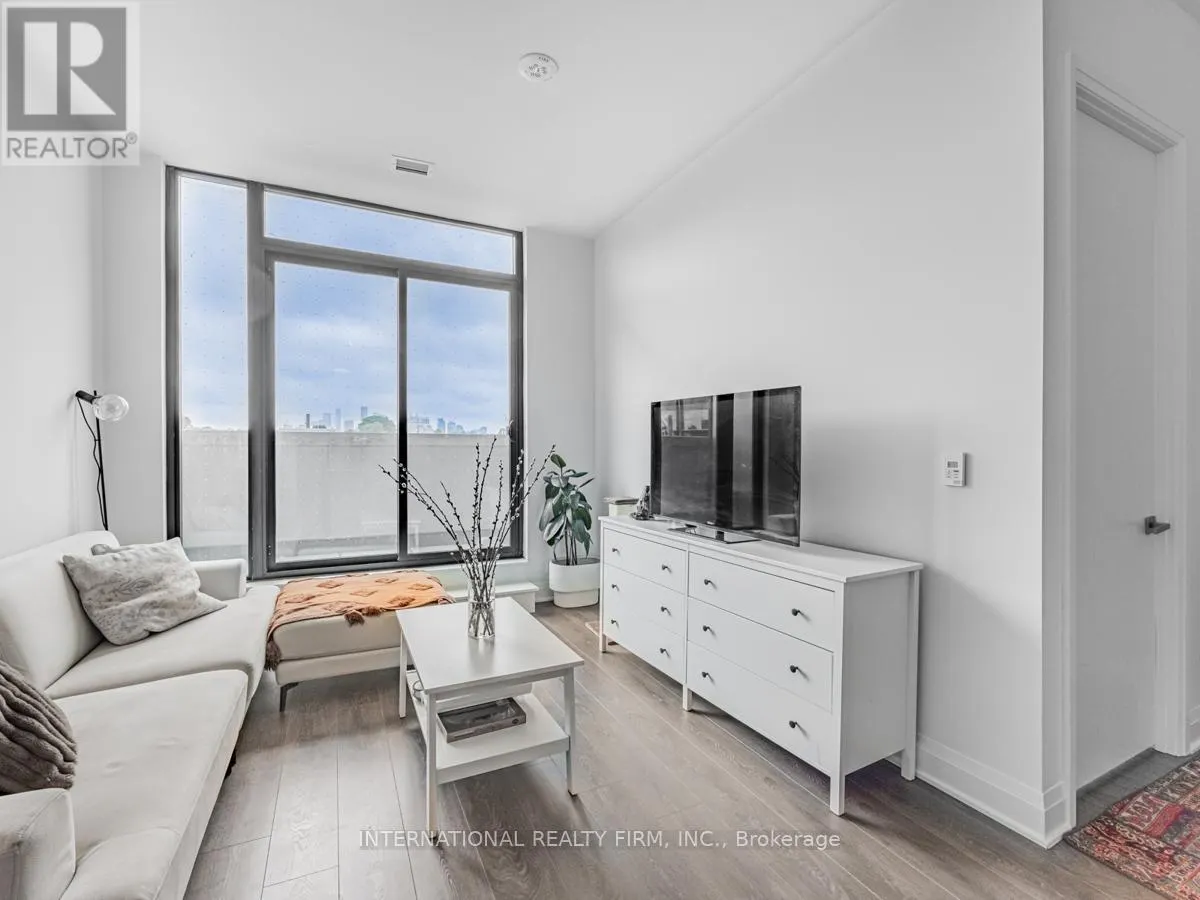 207 - 33 FREDERICK TODD WAY W
