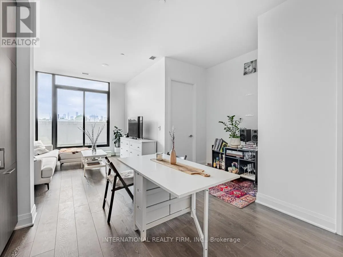 207 - 33 FREDERICK TODD WAY W