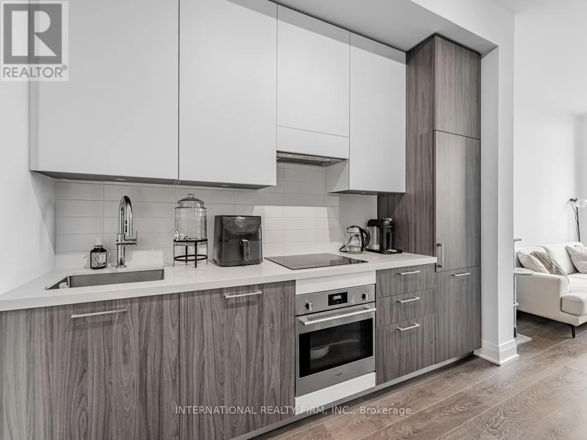 207 - 33 FREDERICK TODD WAY W