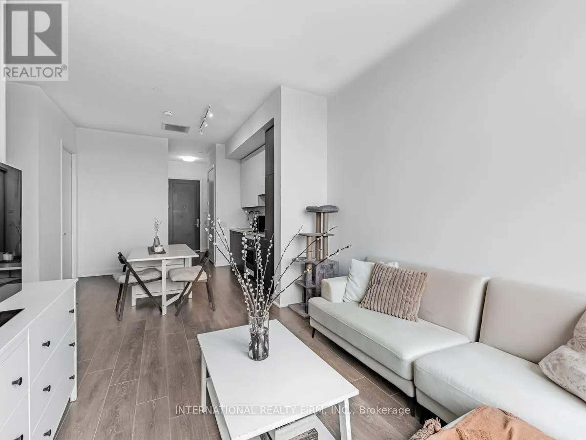 207 - 33 FREDERICK TODD WAY W