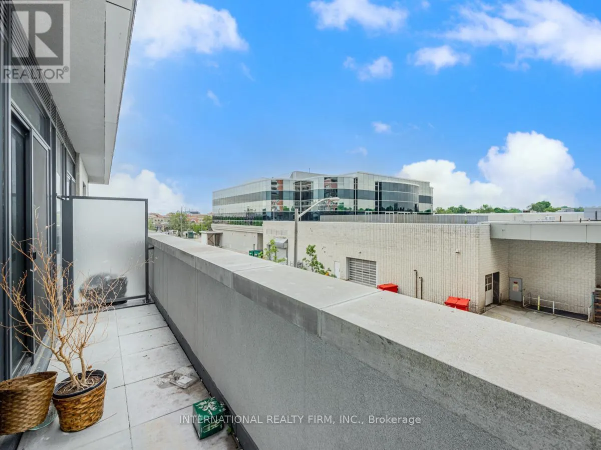207 - 33 FREDERICK TODD WAY W