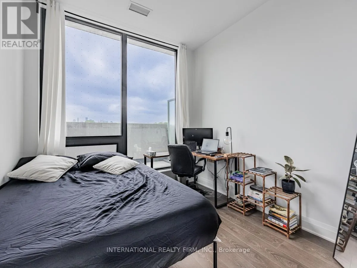 207 - 33 FREDERICK TODD WAY W