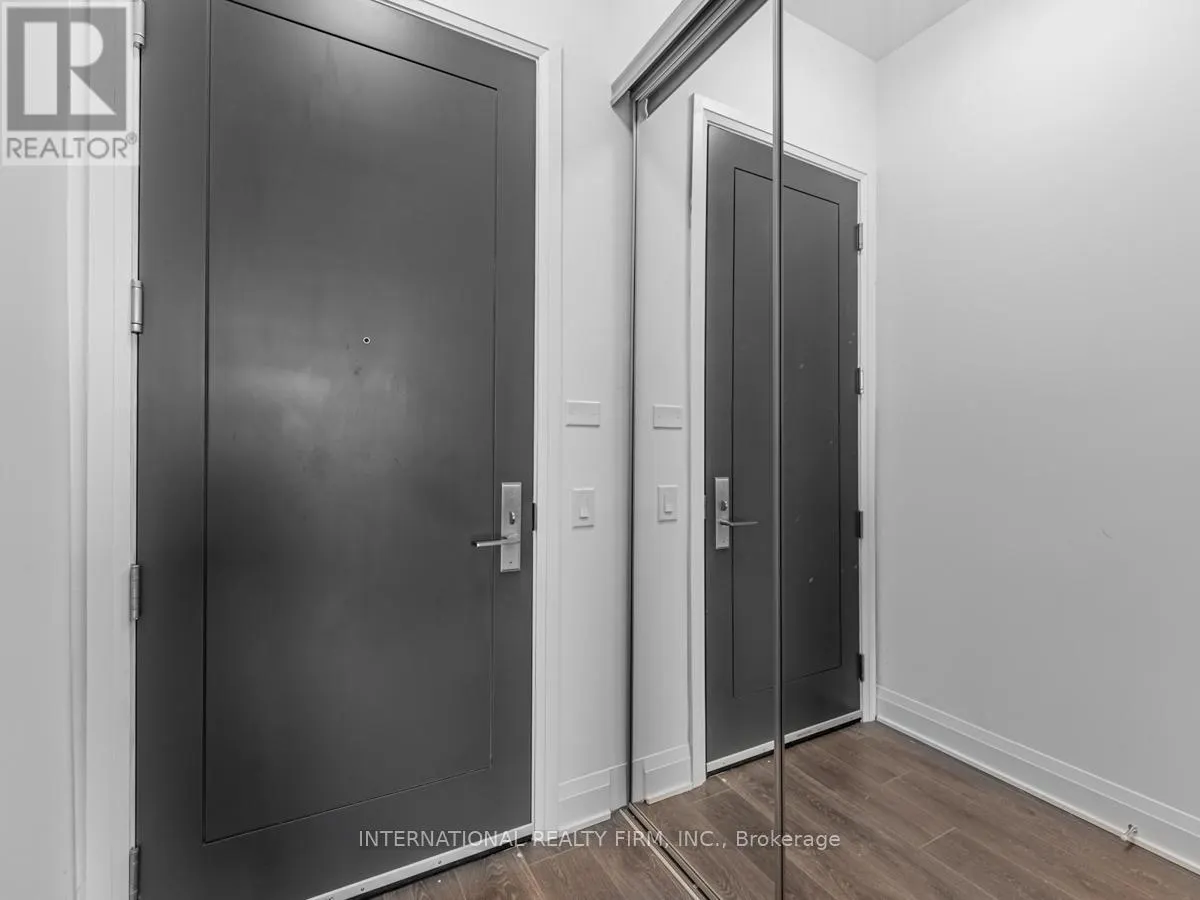 207 - 33 FREDERICK TODD WAY W