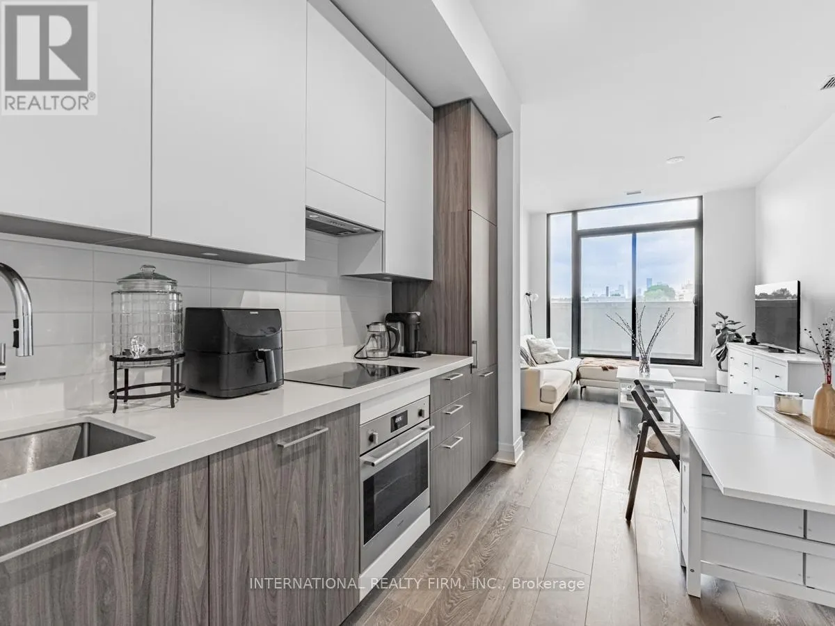 207 - 33 FREDERICK TODD WAY W