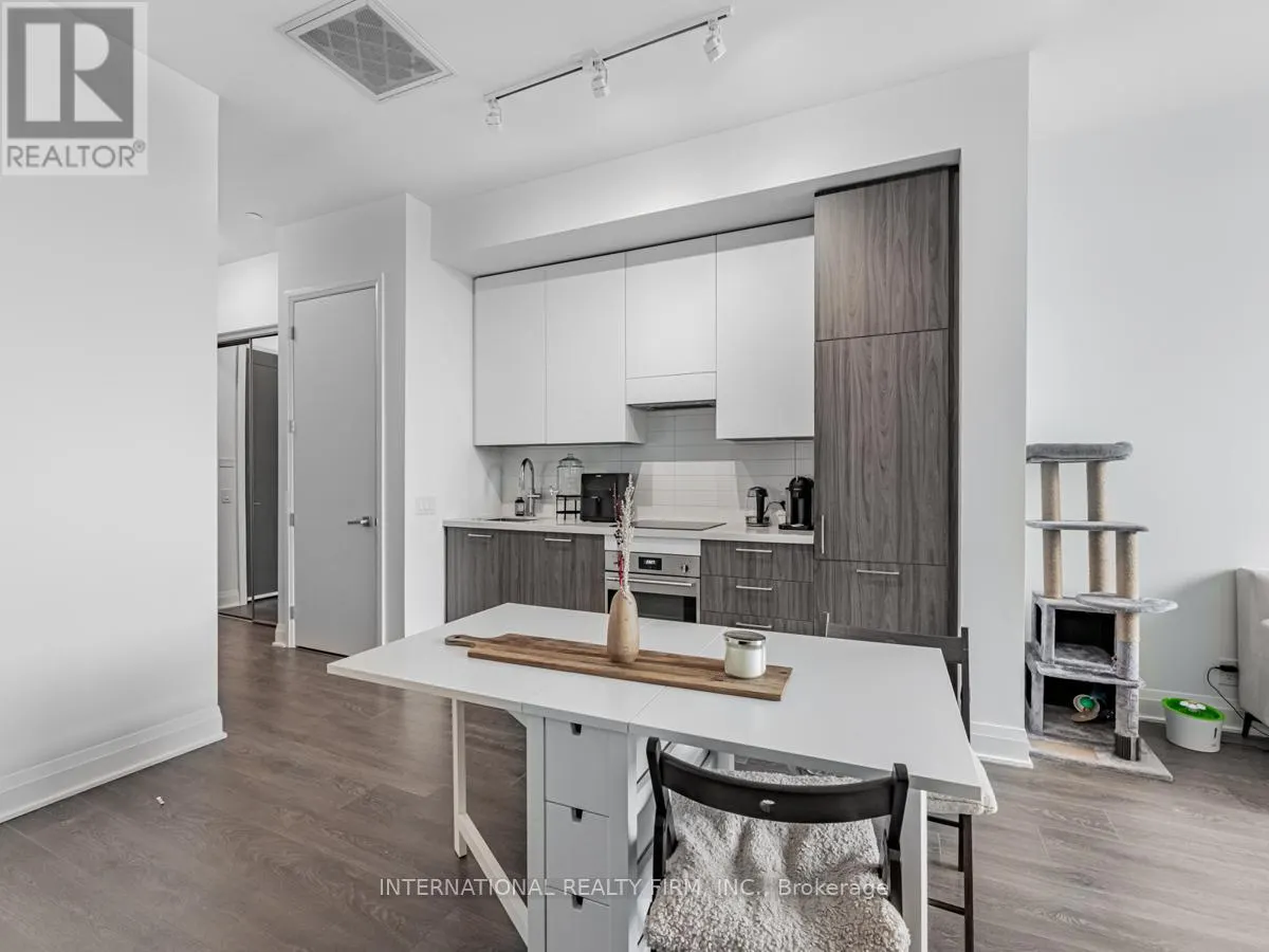 207 - 33 FREDERICK TODD WAY W
