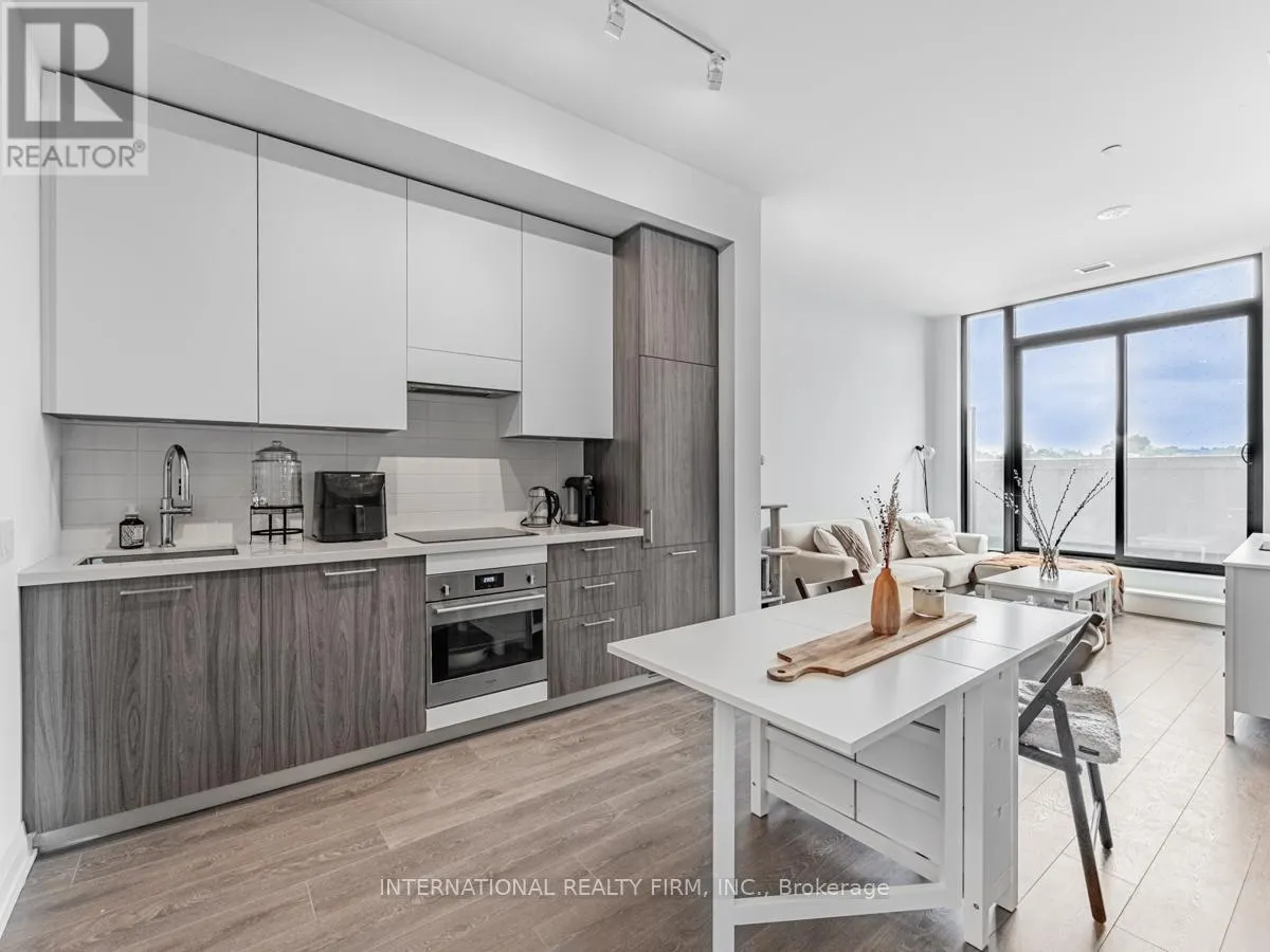 207 - 33 FREDERICK TODD WAY W