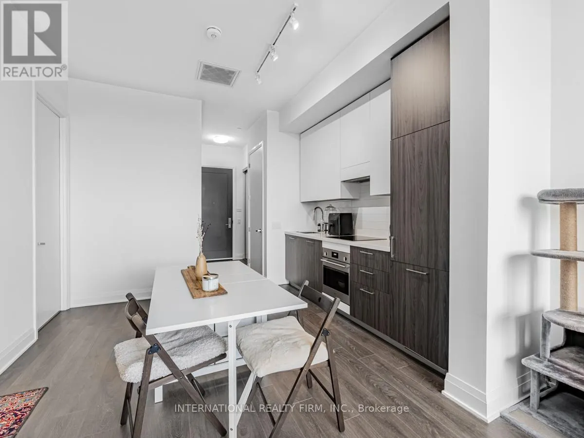 207 - 33 FREDERICK TODD WAY W