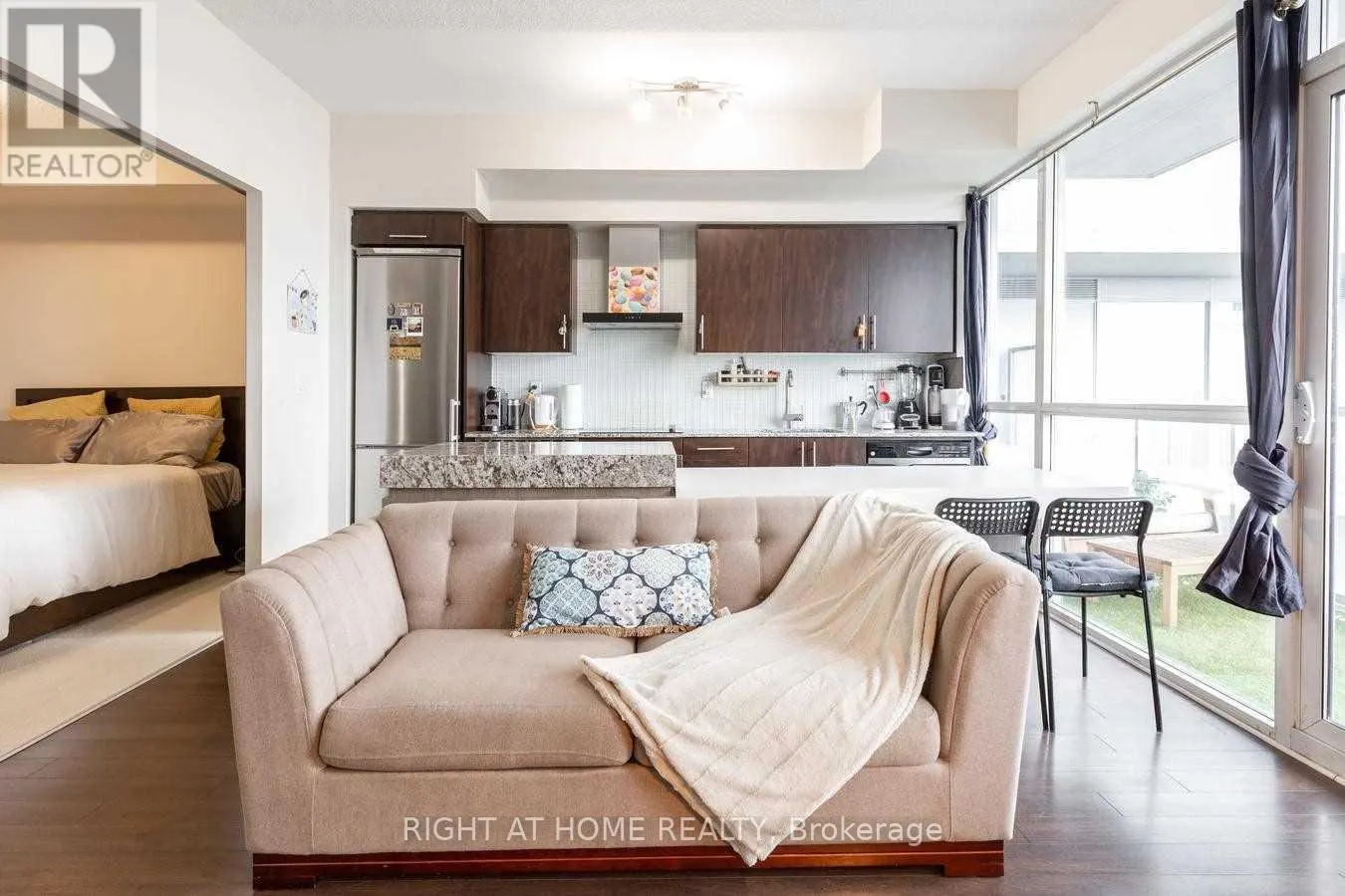 1912 - 352 FRONT STREET W
