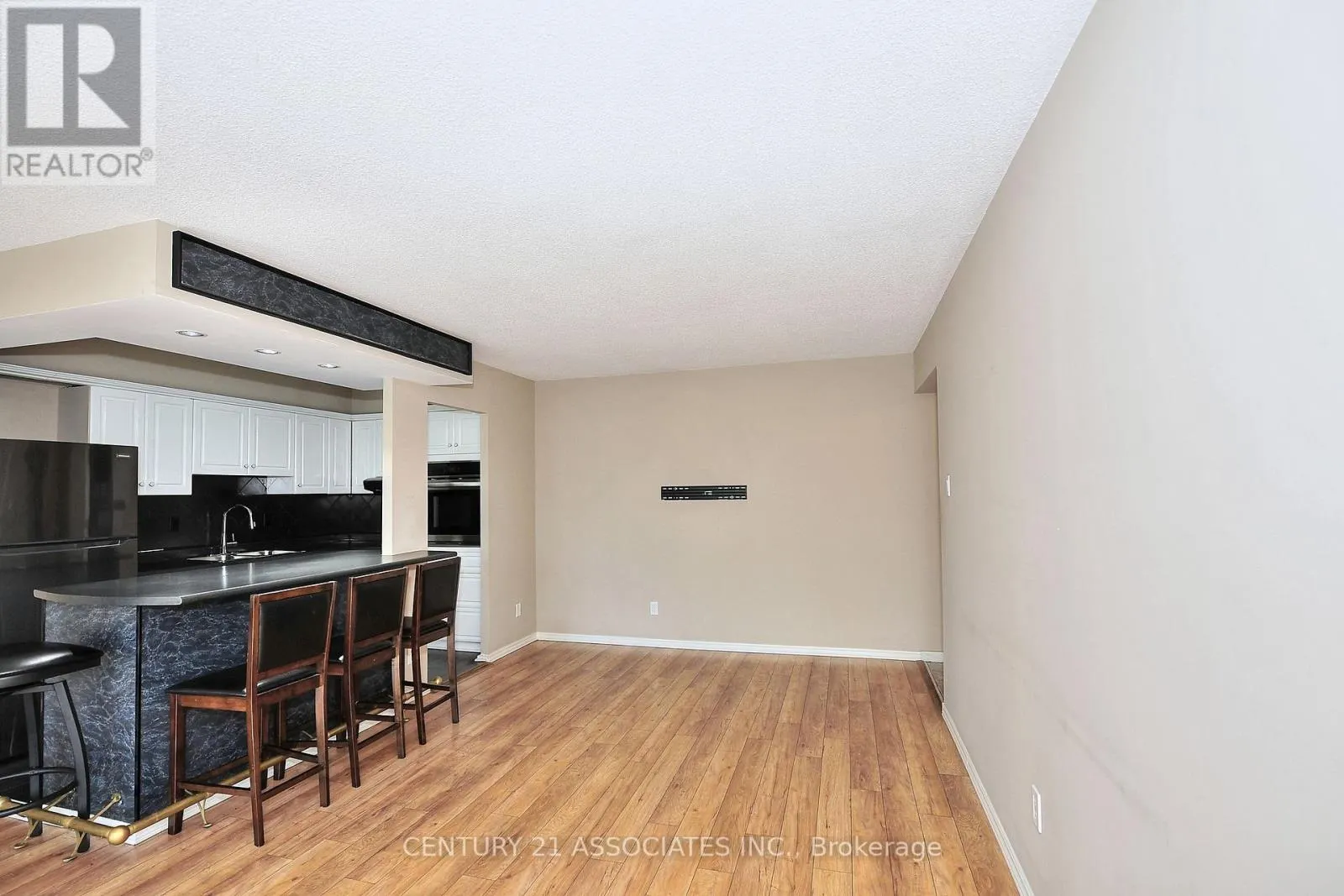 312 - 10 SUNRISE AVENUE