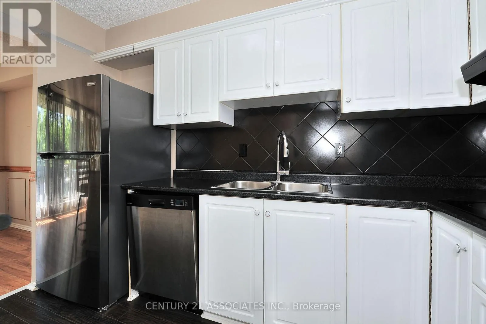 312 - 10 SUNRISE AVENUE