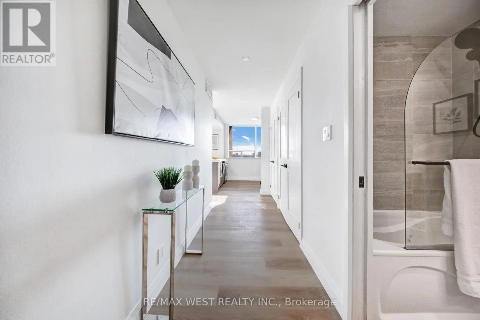 1202 - 914 YONGE STREET