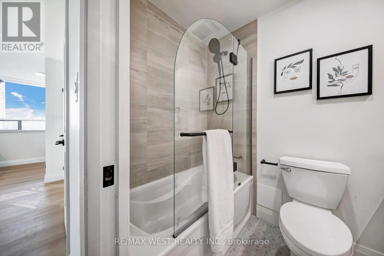 1202 - 914 YONGE STREET