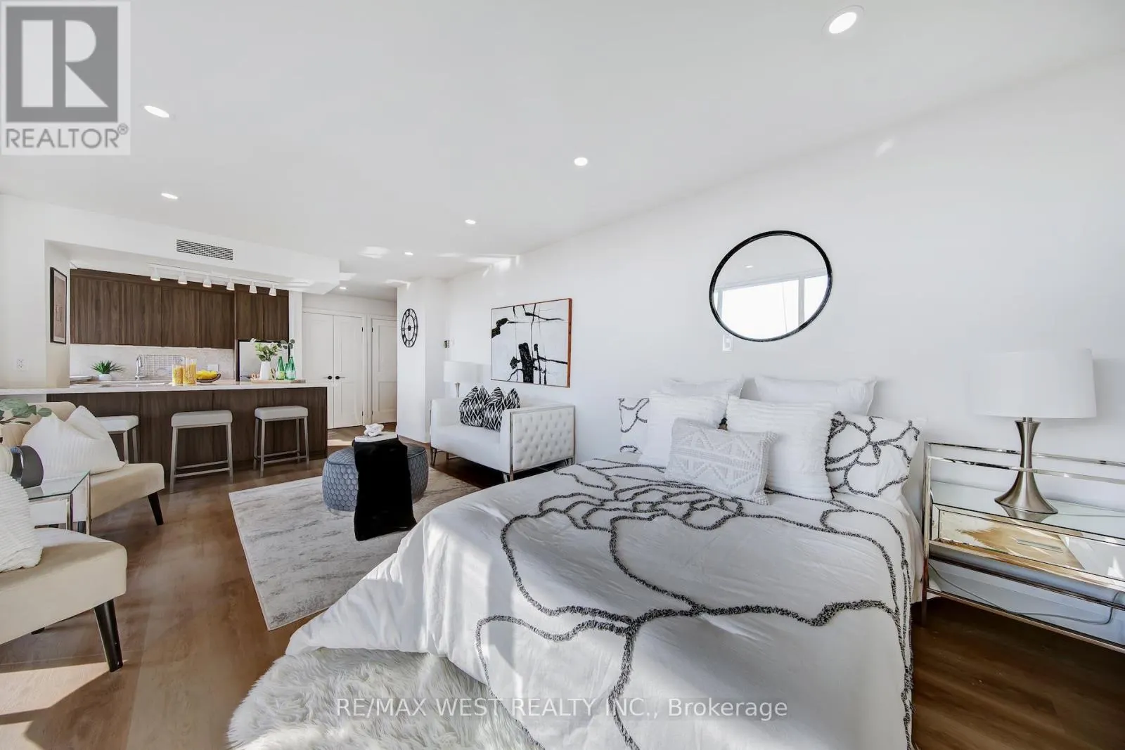 1202 - 914 YONGE STREET