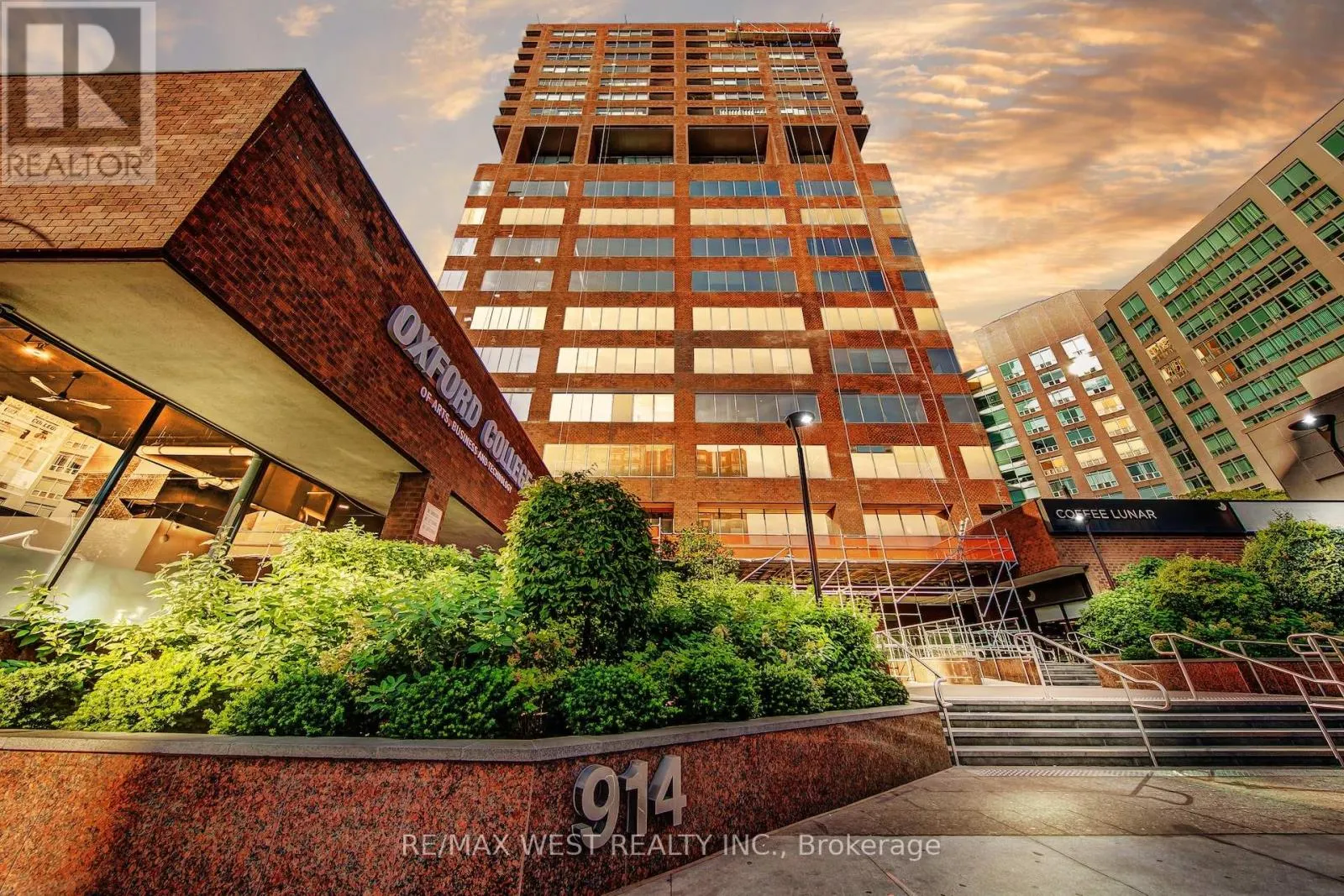 1202 - 914 YONGE STREET