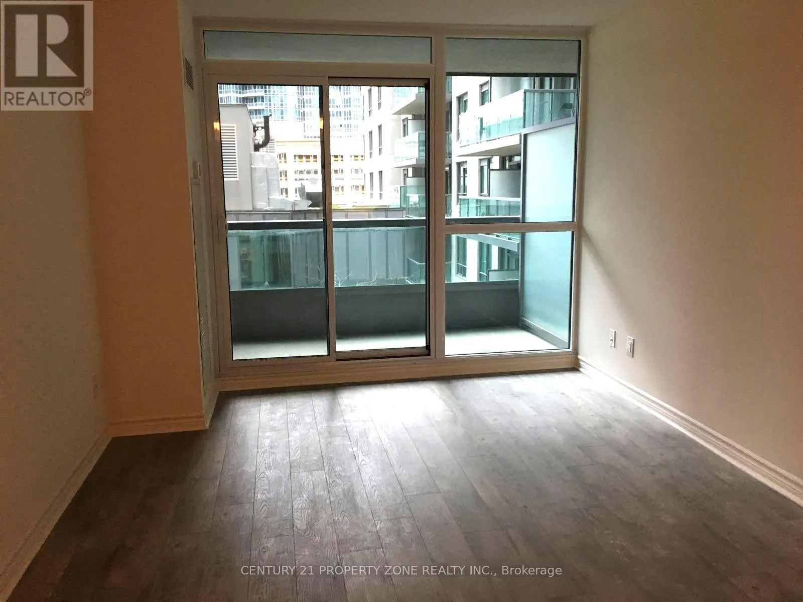 527 - 25 LOWER SIMCOE STREET