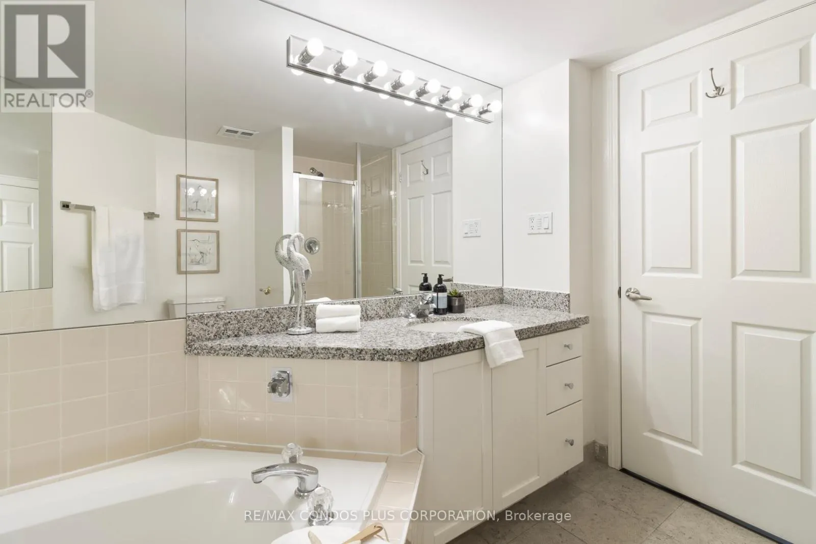1215 - 230 QUEENS QUAY W