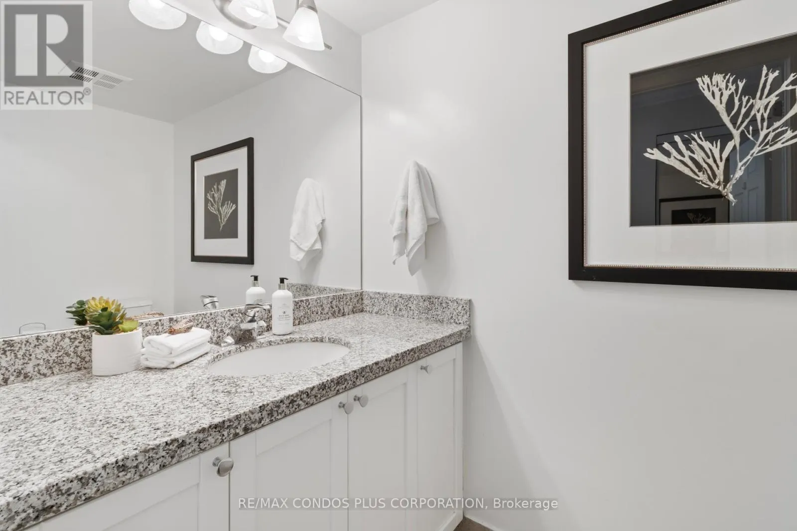 1215 - 230 QUEENS QUAY W