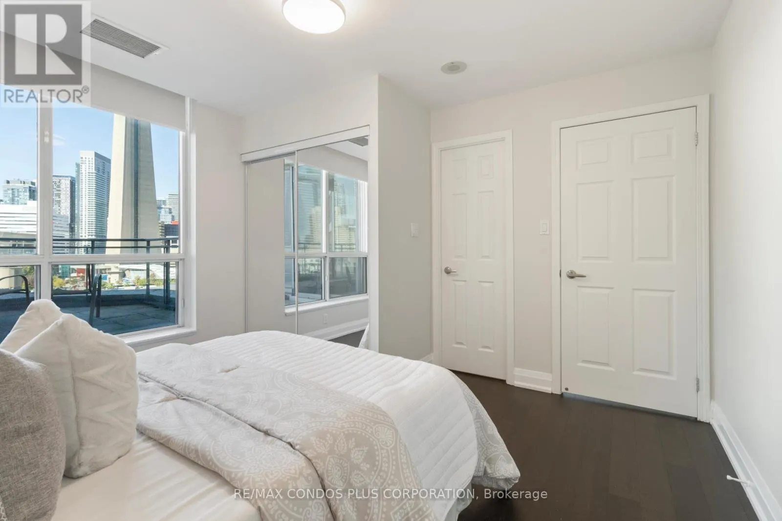 1215 - 230 QUEENS QUAY W