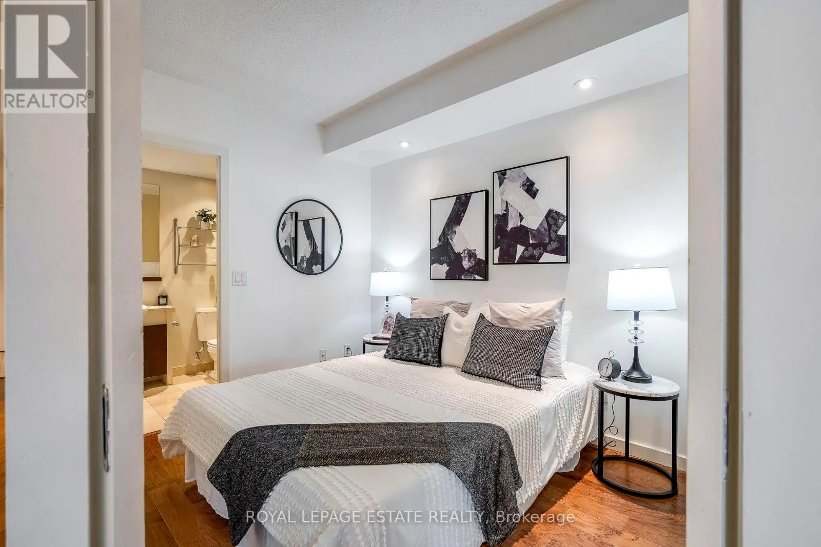 402 - 218 QUEENS QUAY W