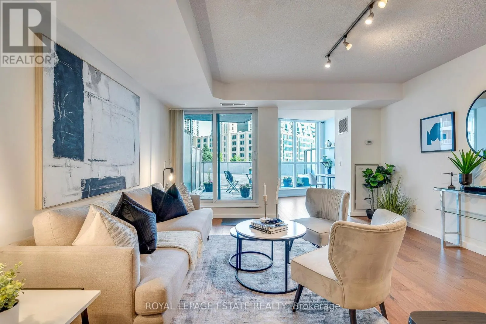 402 - 218 QUEENS QUAY W