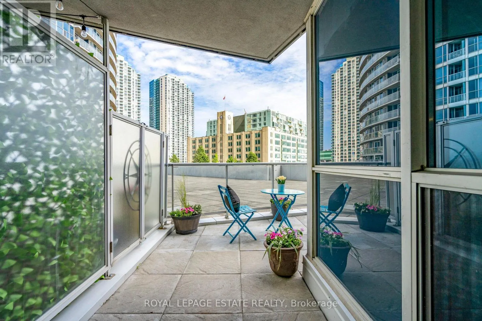 402 - 218 QUEENS QUAY W